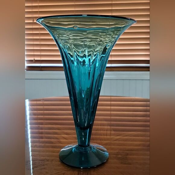 Mid Century Blenko Art Glass Blue Green Hand Blown Trumpet Vase - Picture 6 of 10